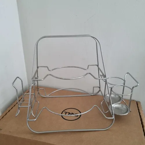 Suporte em inox para pratos, talheres e guardanapos.