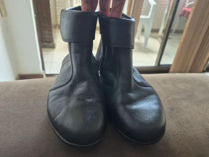 Bota de couro preto cano curto