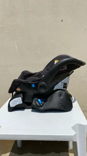 bebê conforto Galzerano modelo Cocoon preto com base veicular incluída.