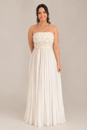 Vestido longo off- white com aplicação de rosas