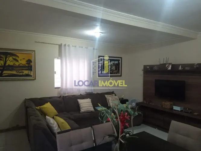 Casa recém reformada de 3/4 sendo uma suíte na Av. Perimetral prox. Shopping Conquista em 