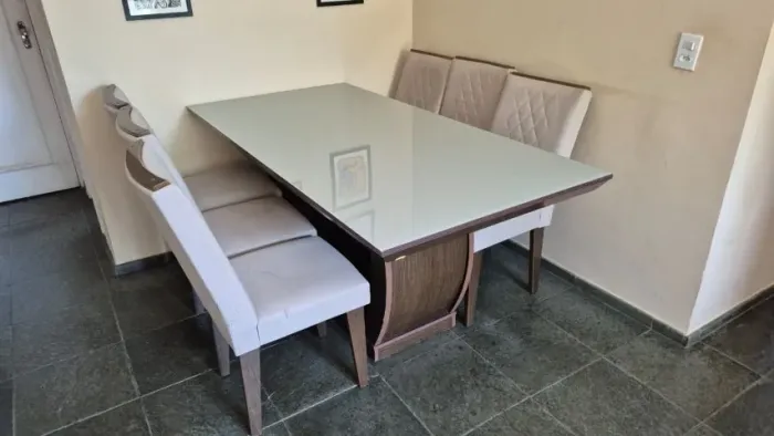 Mesa de jantar + cadeiras de brinde