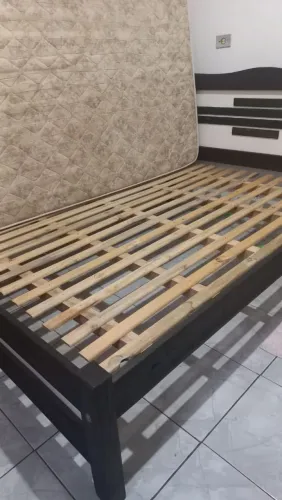 Cama com colchão.