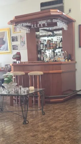 Bar de madeira com banquinhos