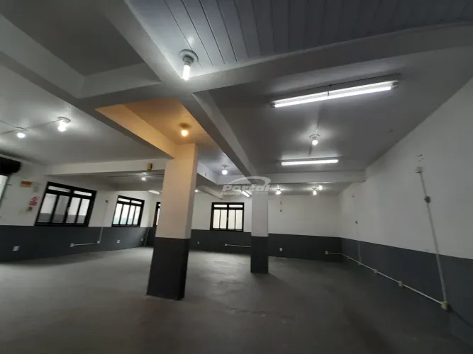 Galpão com aproximadamente 140m² no bairro Velha Central. Possui uma sala de escritório, 0