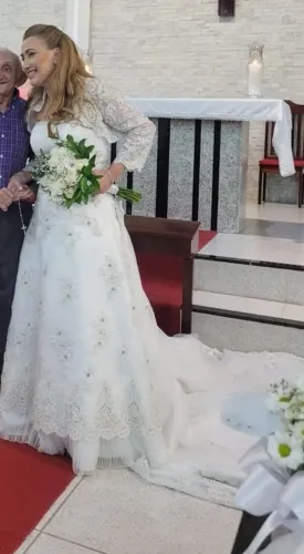 Vestido de noiva completo. 