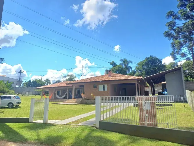 Linda chácara com 2.580 m2 de terreno, com uma casa de 300 m2, 03 quartos na Roseira - Col