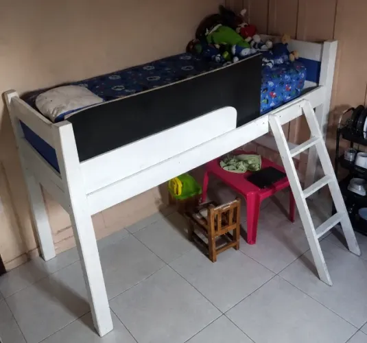 Cama infantil alta com escorregador