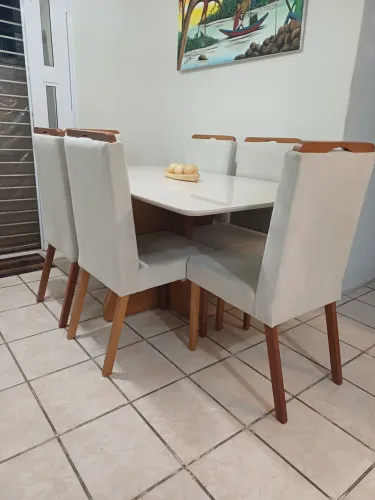 Vende- se um mesa, tá com o vídeo quebrado, os pés são de madeira, só tem 1 ano e meio uso