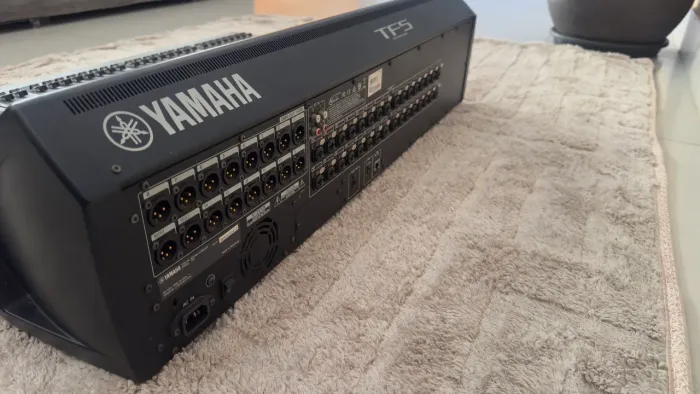 Mesa de som Yamaha TF5