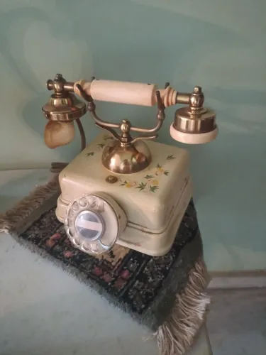 Telefone antigo, pintado a mão 