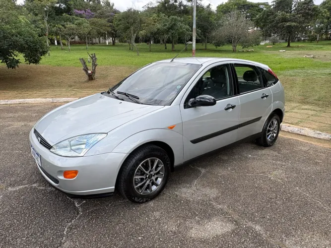 Ford Focus 1.8 16V 5P 2002