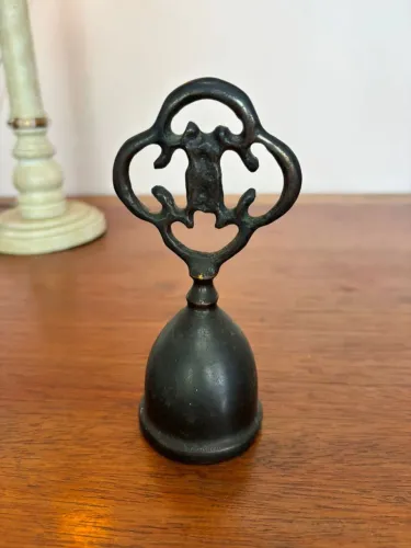 Antigo e belíssimo sino de mesa, em metal - 13cm de altura