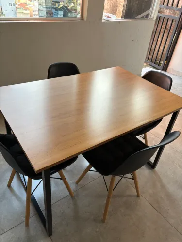 Mesa com 4 cadeiras