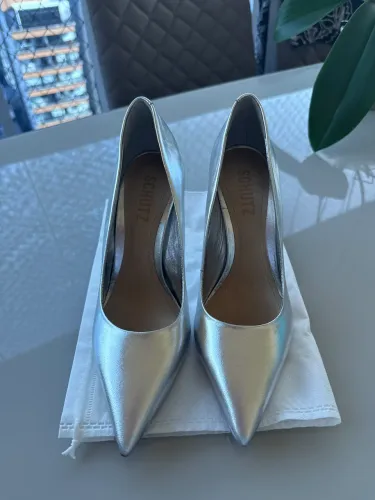 Scarpin Schütz Prata - Tamanho 34