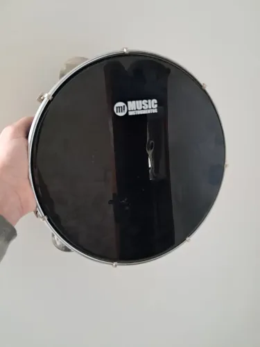 Pandeiro profissional preto e prata da marca music instrumentos com poucas marcas de uso