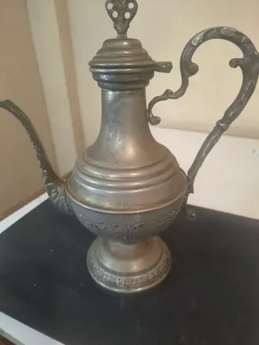 Jarro Vintage com detalhes em relevo, origem portuguesa .