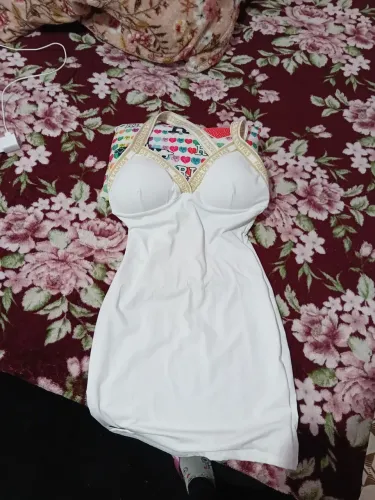Um vestido novo uma vez usado da fábrica de santa e uma blusa nova