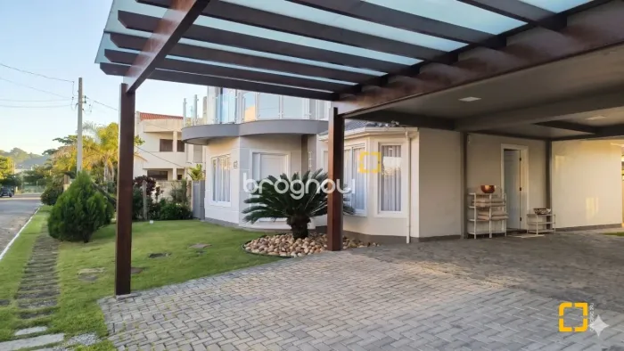 Casa em condomínio com 3 quartos e vista pro mar.