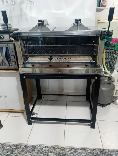 Forno industrial de lastro, a gás, marca Venâncio, modelo FIRIV 90, com infravermelho