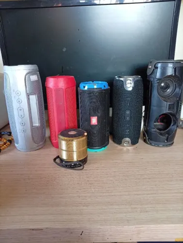 Lote A com 6 caixas de som com defeito