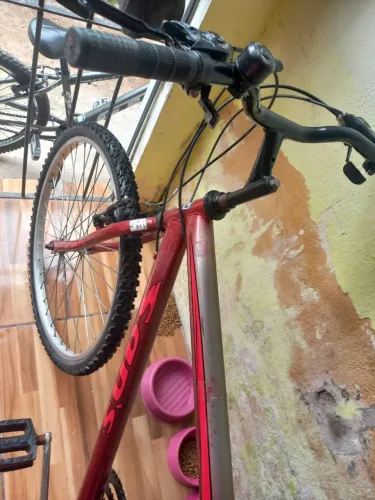 Vendo bicicleta aro 24 bicicleta semi nova não tem nada pra fazer só pegar e andar