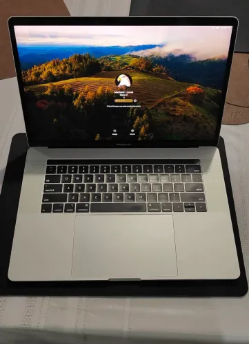 MacBook Pro 15" (2018) - Intel Core i9 / 32GB RAM / 1TB SSD - Excelente Estado!