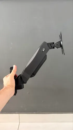 Suporte articulado para monitor. 01 ano de uso. 
