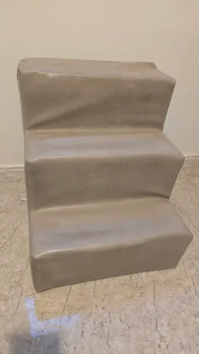Escadinha para pets com 3 degraus na cor beje