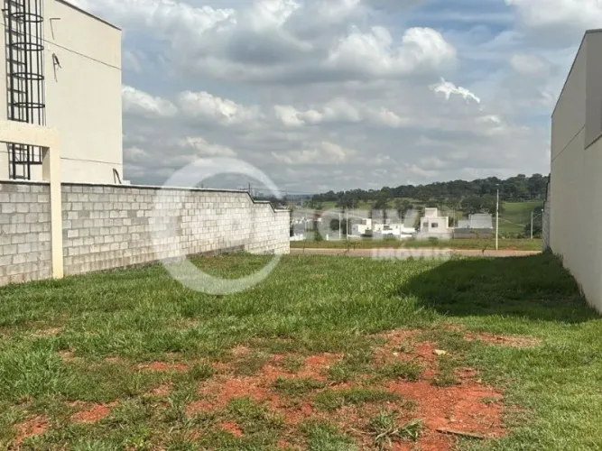 Terreno de 259,89 m² à Venda no Condomínio Jardins Parma, Senador