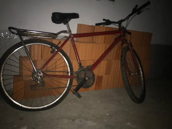 Vendo Bike no precinho 100 reais pra ir logo só precisa remendar pneu e regular freios