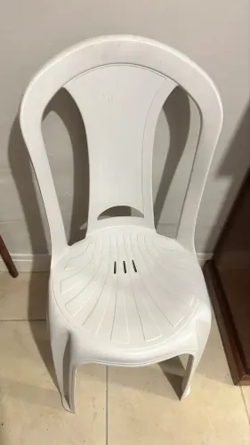 02 cadeiras de plástico resistentes 