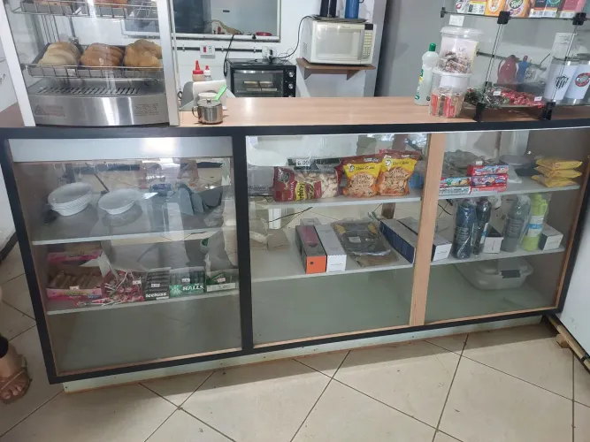 Balcão com caixa em mdf e vodros