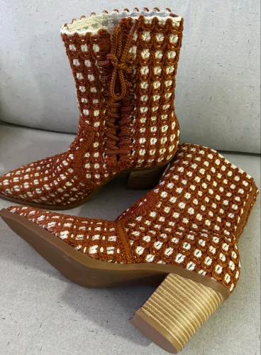 Bota feminina Caramelo / Off White TAM 37.