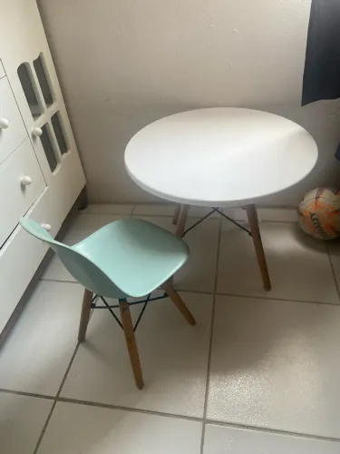 Jogo de mesa e cadeira infantil