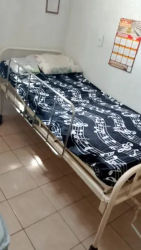 Vendo cama hospitalar+ colchão de brinde