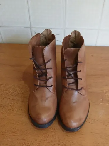 bota de couro legítimo marrom, da marca Sollas