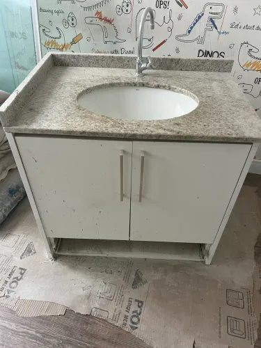 Bancada de granito branco Itaunas com gabinete incluso