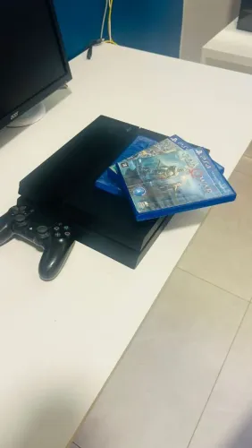 PS4 860GB todos os cabos e três jogos