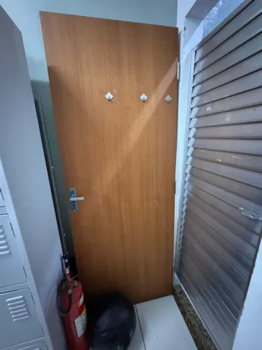 Porta com batente / fechadura e dobradiças