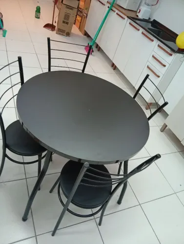 Mesa com 4 cadeiras