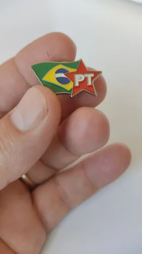 Broche Pin de Metal Esmaltado - Bandeira do Brasil e Estrela do PT".