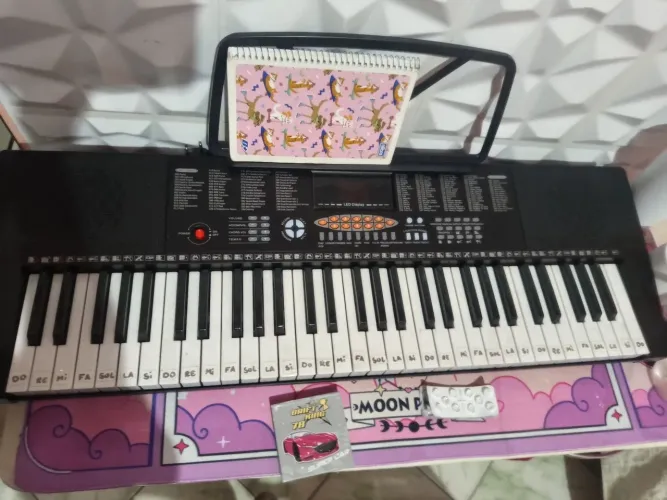 Teclado Musical MXT M-T1280 61 Teclas com 300 Ritmos e Metrônomo