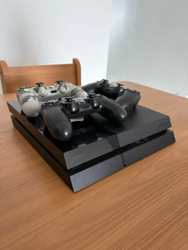 PS4 FAT COM 3 CONTROLES
