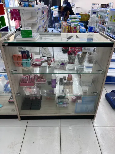 Vitrine de MDF com vidro para loja