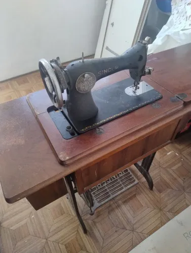 Máquina de Costura Antiga Singer Canadense com Gabinete