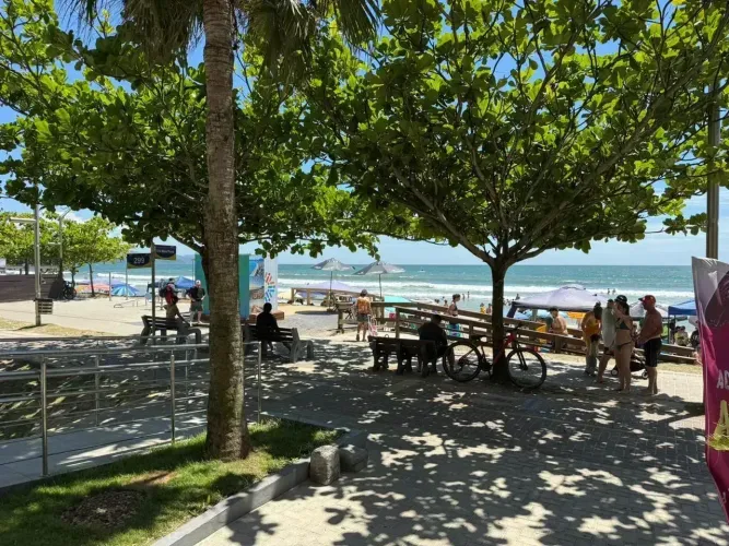 Sala comercial frente mar à venda em Meia Praia