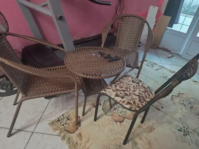 Jogo de mesa pra jardim C 3 cadeiras. Não aceito oferta