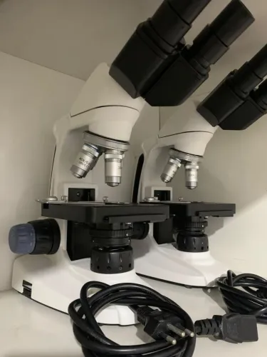 MICROSCÓPIO BIOLÓGICO BINOCULAR