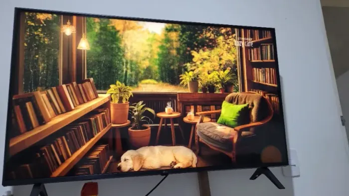 Smart TV LG 43 Polegadas 43UR781C0SA semi nova com suporte articulado